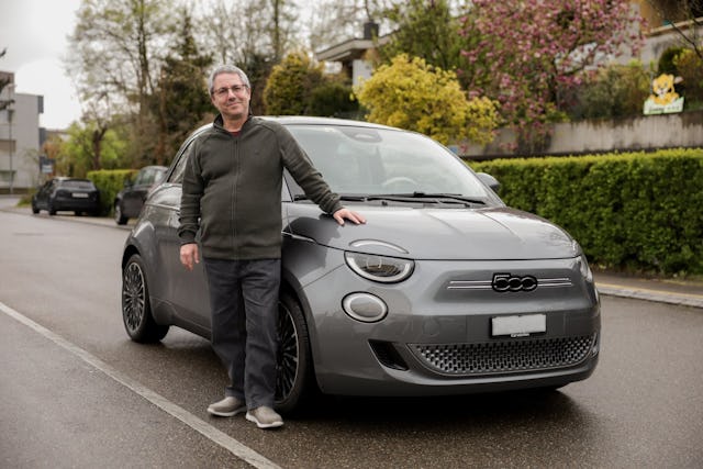 Peter est plus qu'heureux de conduire la Fiat 500e La Prima sur abonnement.