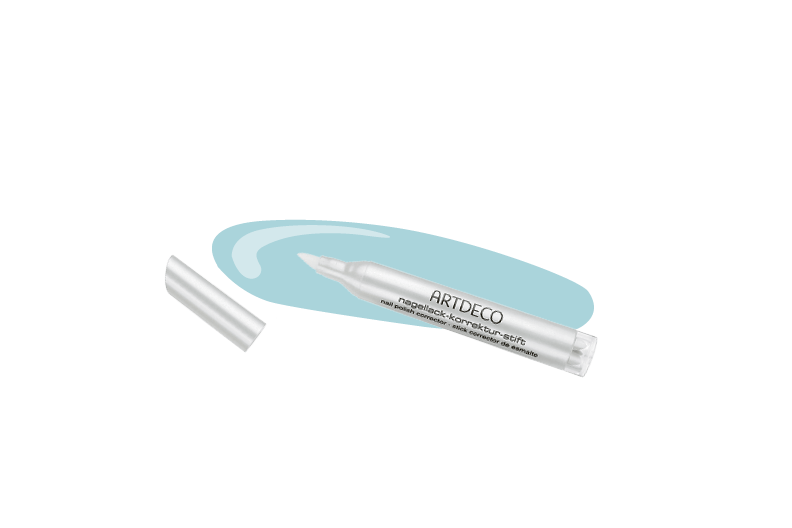 In caso di sbavature : solvente Nail Polish Corrector di Artdeco, fr. 14.90, da Import Parfumerie.