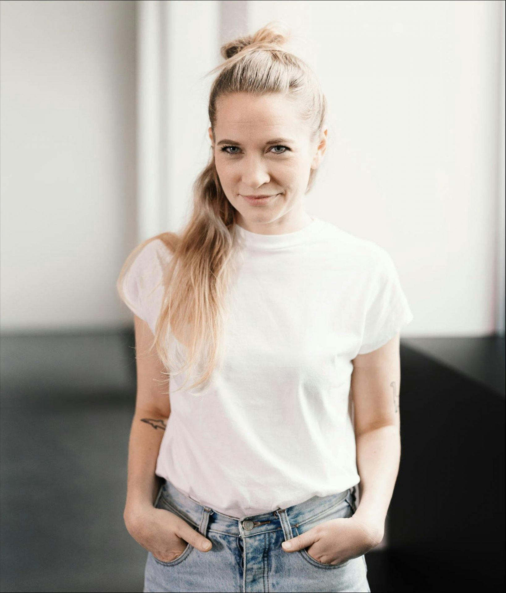 «Morning Show»-Moderatorin Andrea ärgert sich in der aktuellen Folge «Drei x Drei» über Sexbots auf Instagram. Wie die Diskussion von der Social-Media-Plage zu Tennisstar Roger Federer abschweift? Der Podcast ist in der Radio-Section deiner 20-Minuten-App, bei Spotify, Google Play sowie auf iTunes und Tune In verfügbar.