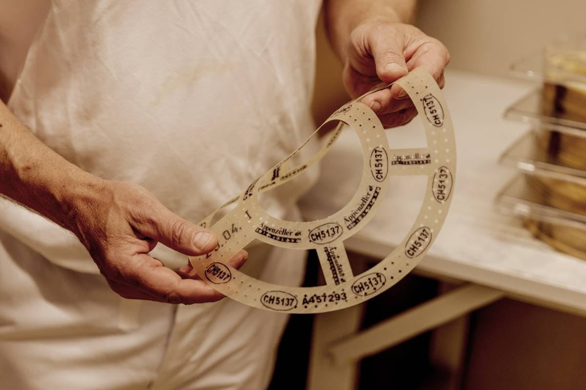 Ein weiteres Qualitätsmerkmal: Der Käsepass von Appenzeller, der sich auf jedem Laib, der die Käserei verlässt, befindet.