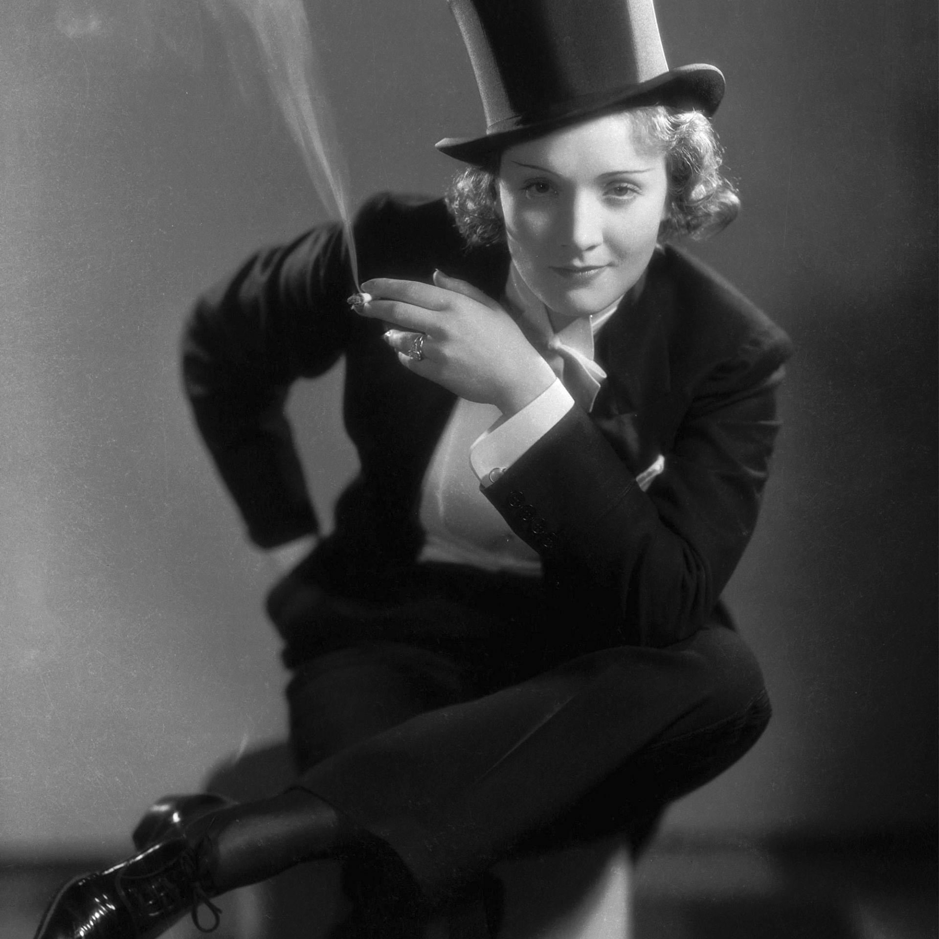 Zylinder, Zigarette und Smoking: Marlene Dietrich pfiff auf Gender-Stereotypen.