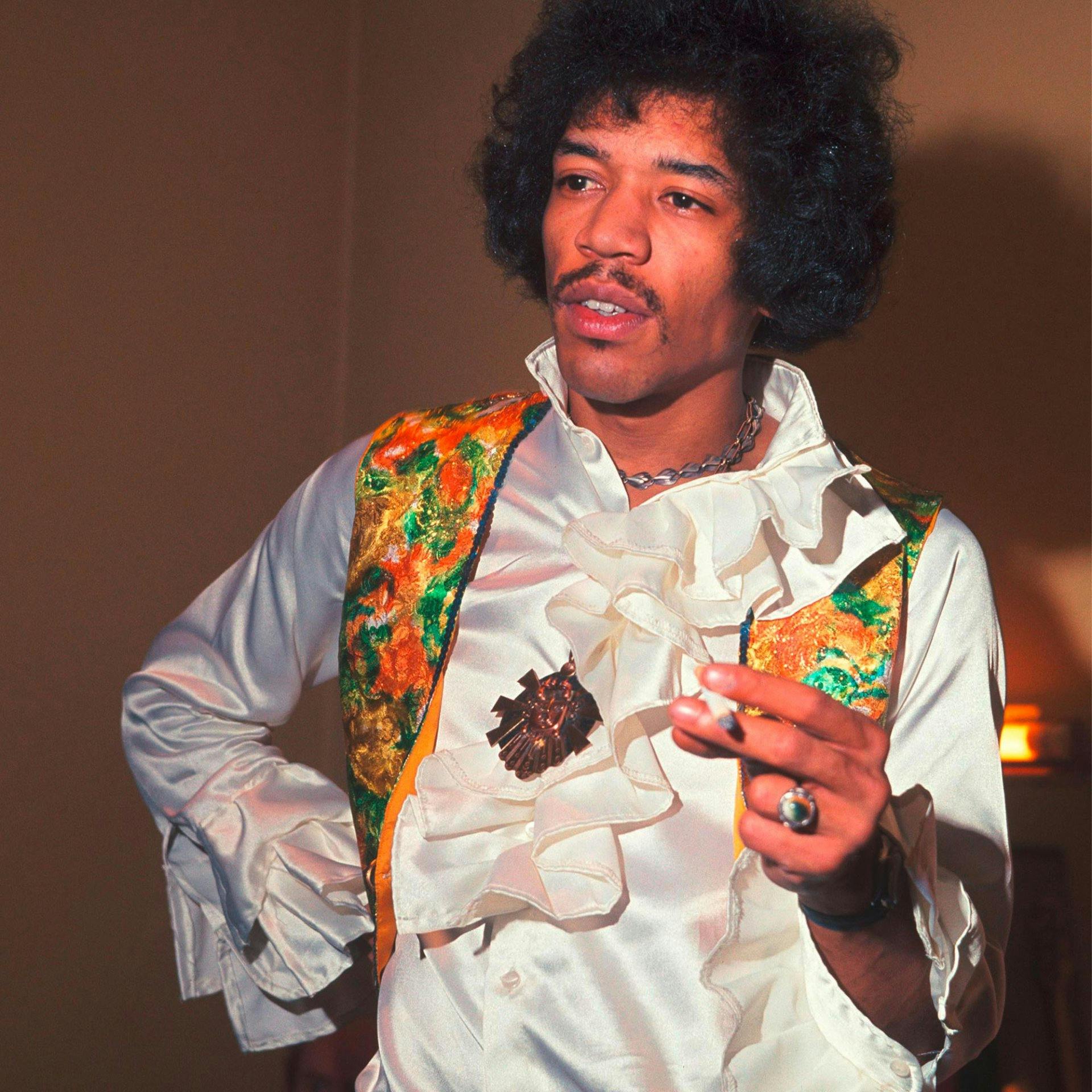 Rüschen sind nur etwas für Frauen? Jimi Hendrix war da anderer Meinung.
