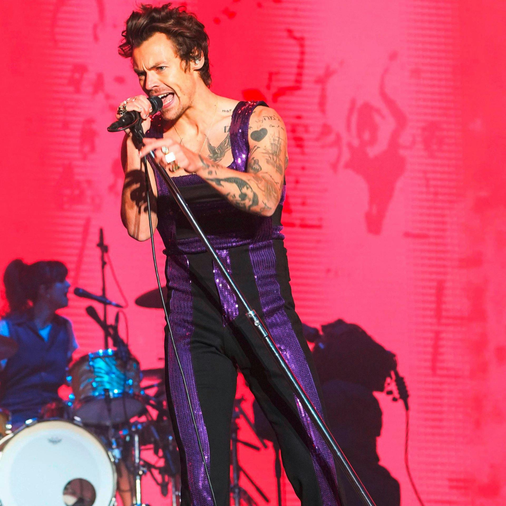 Glitzeroverall gehört zum Standardrepertoire von Harry Styles.