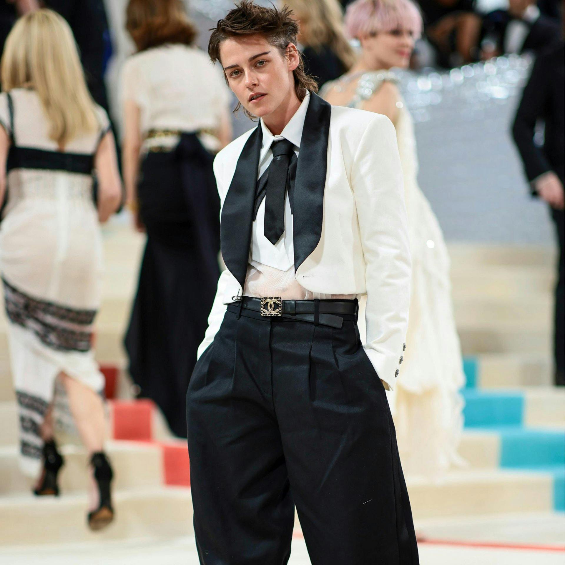 Kristen Stewart begeisterte im coolen Sakko an der diesjährigen Met-Gala.