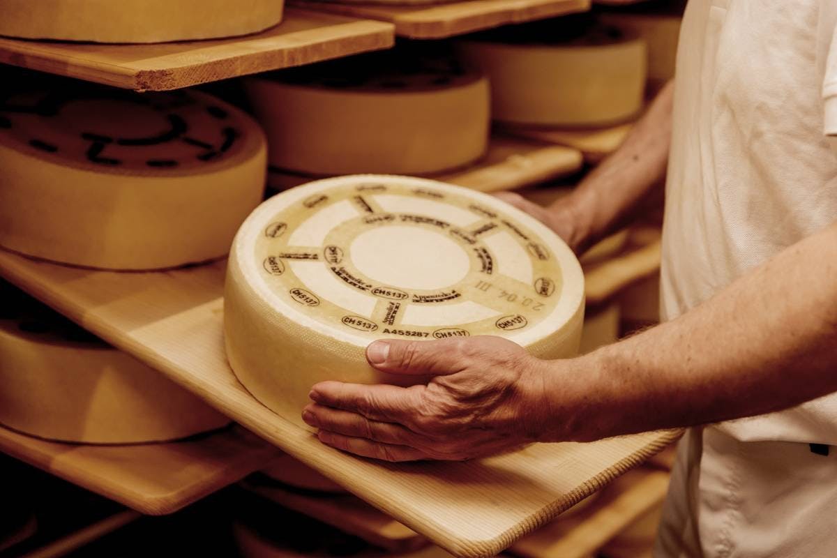 Gemeinsam mit dem Käsepass wird der Appenzeller® Käse gelagert.