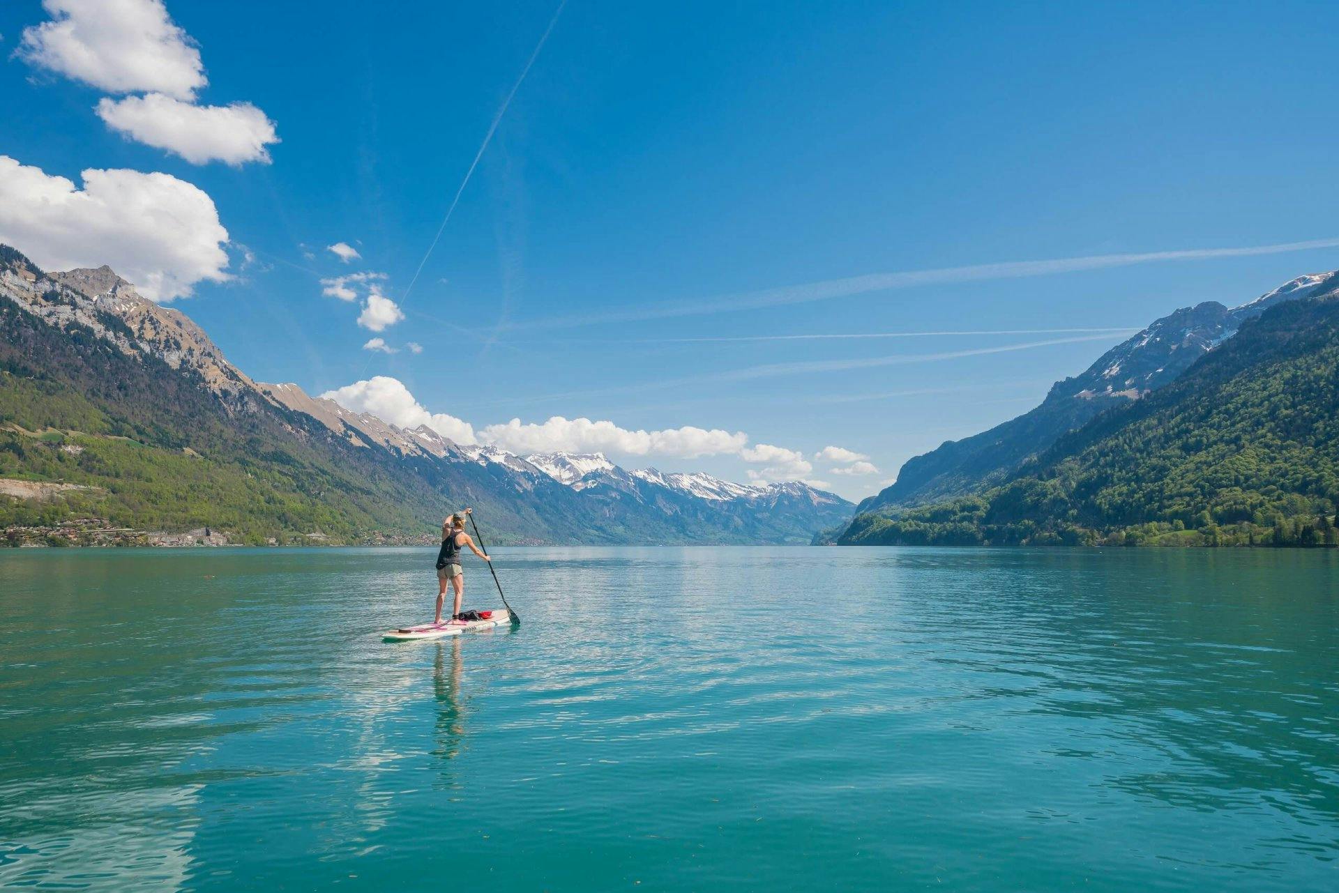Glisser en stand-up paddle sur le lac de Thoune d'un bleu profond ou sur le lac de Brienz aux eaux turquoises.