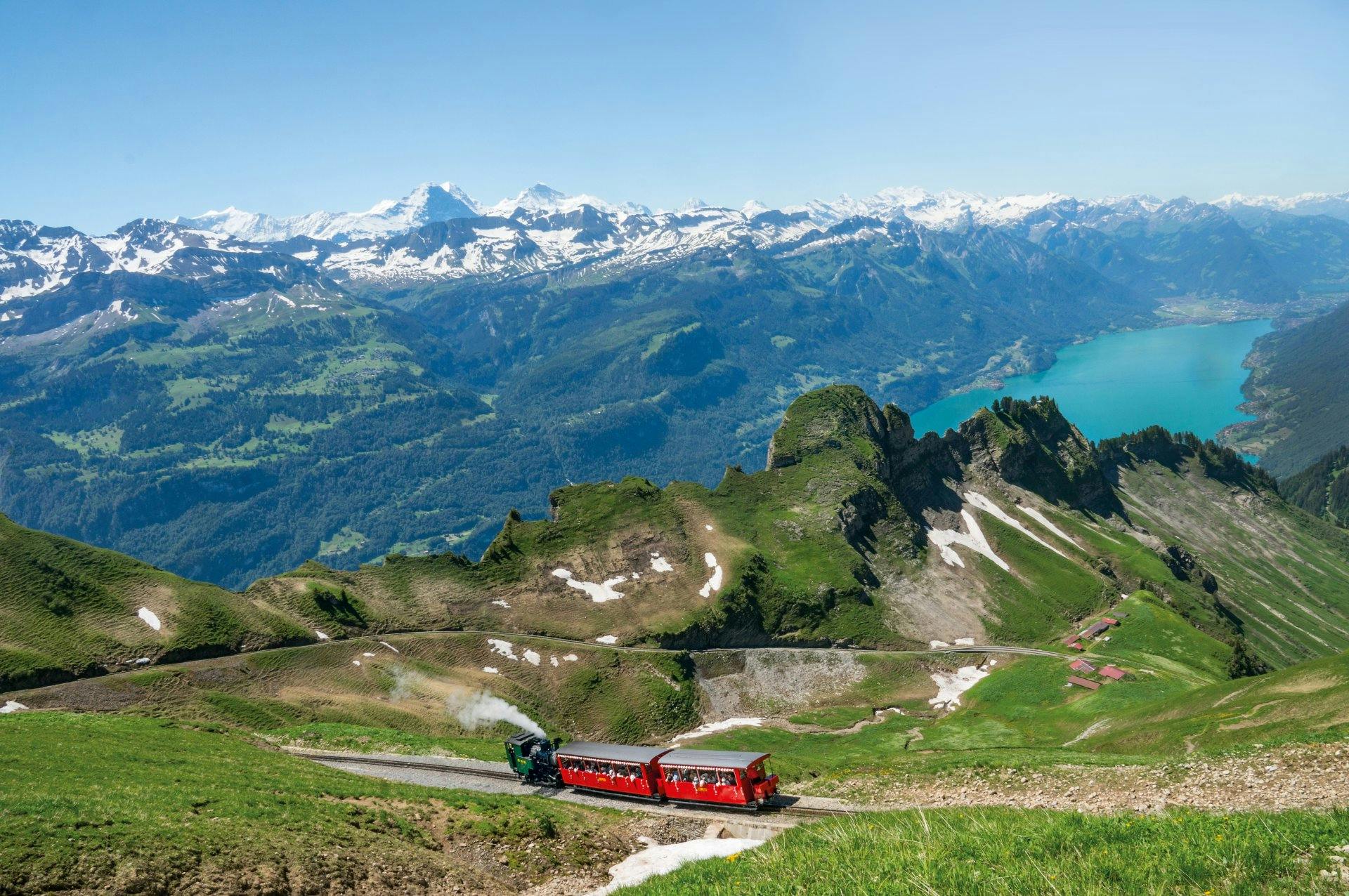 On y aperçoit aussi une vue magnifique sur les eaux turquoises du lac de Brienz.