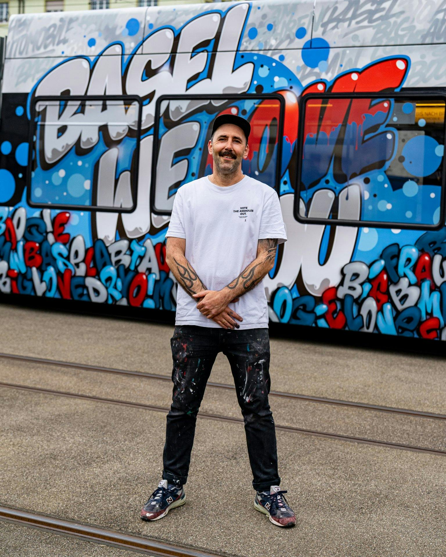 Graffiti-Künstler Boogie vor dem Tram der Abt Automobile.