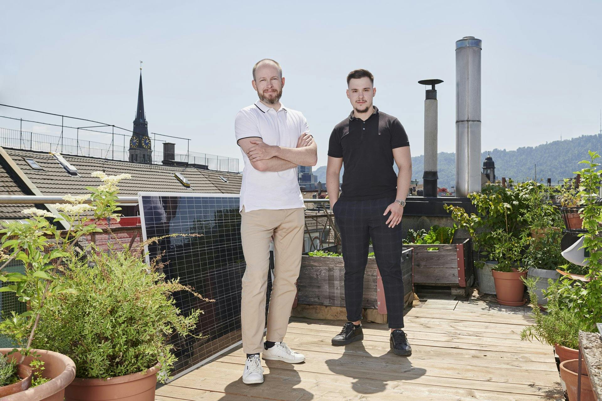 Marc Oestreich und Maksim Rizovski bringen Solarstrom vom Balkon direkt ins Haus.