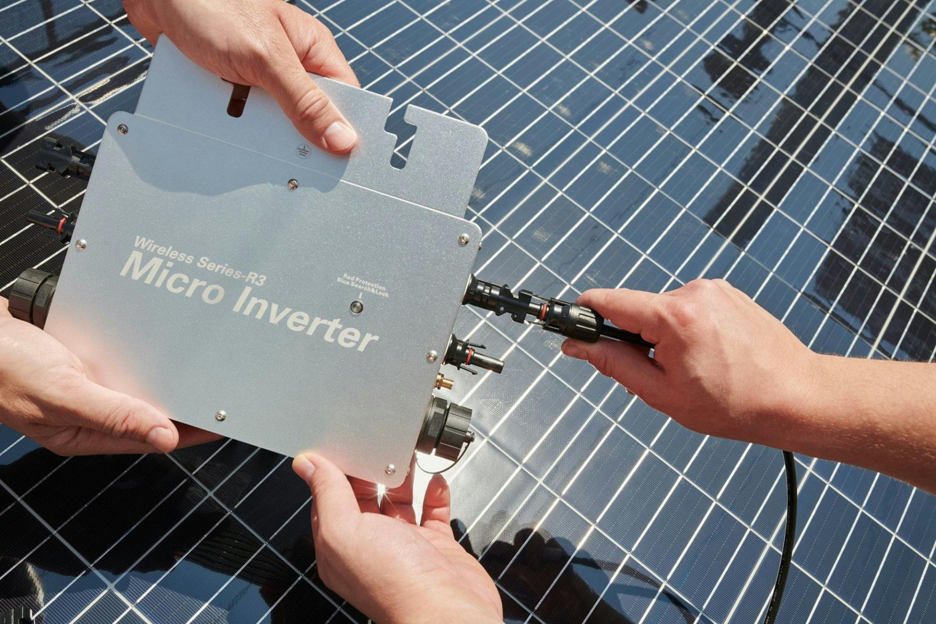 Solar-Anlage leicht gemacht: Das Plug-and-Play-System ist unkompliziert und lässt sich besonders leicht installieren.