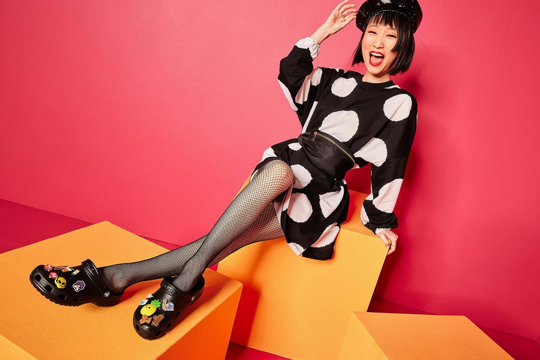 Qu'elles soient colorées ou classiques, les Crocs s'adaptent à tous les styles de vie.