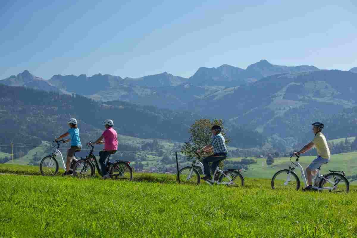 Le vélo est le moyen de transport parfait pour découvrir les paysages suisses.