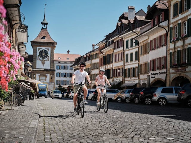 La région des Trois-Lacs offre différents itinéraires à vélo pour tous les goûts et les niveaux, au départ de Morat.