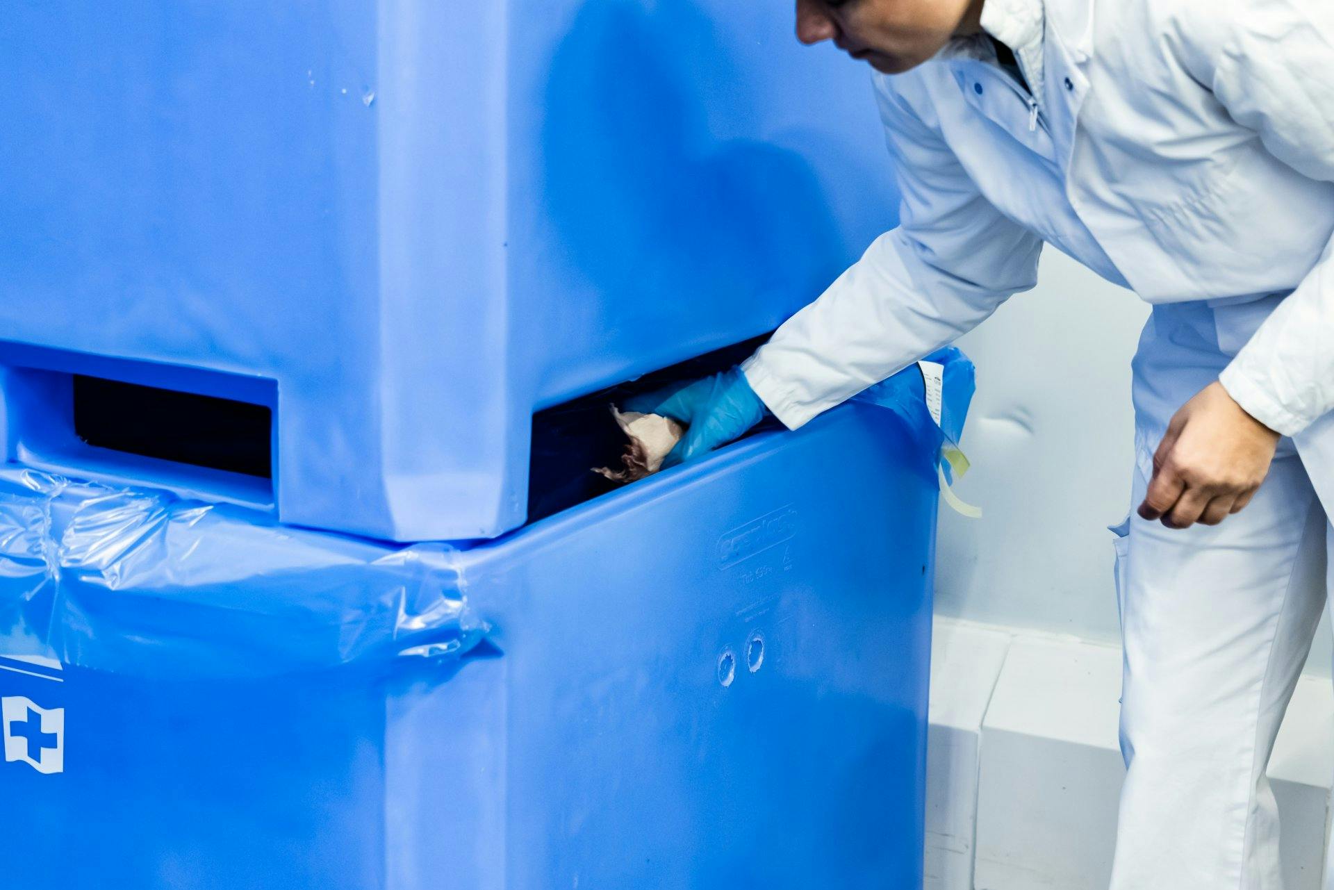 Frische und Hygiene sind das oberste Gebot: Betriebsleiterin Sabrina Hübner prüft ein Stück vom Poulet.