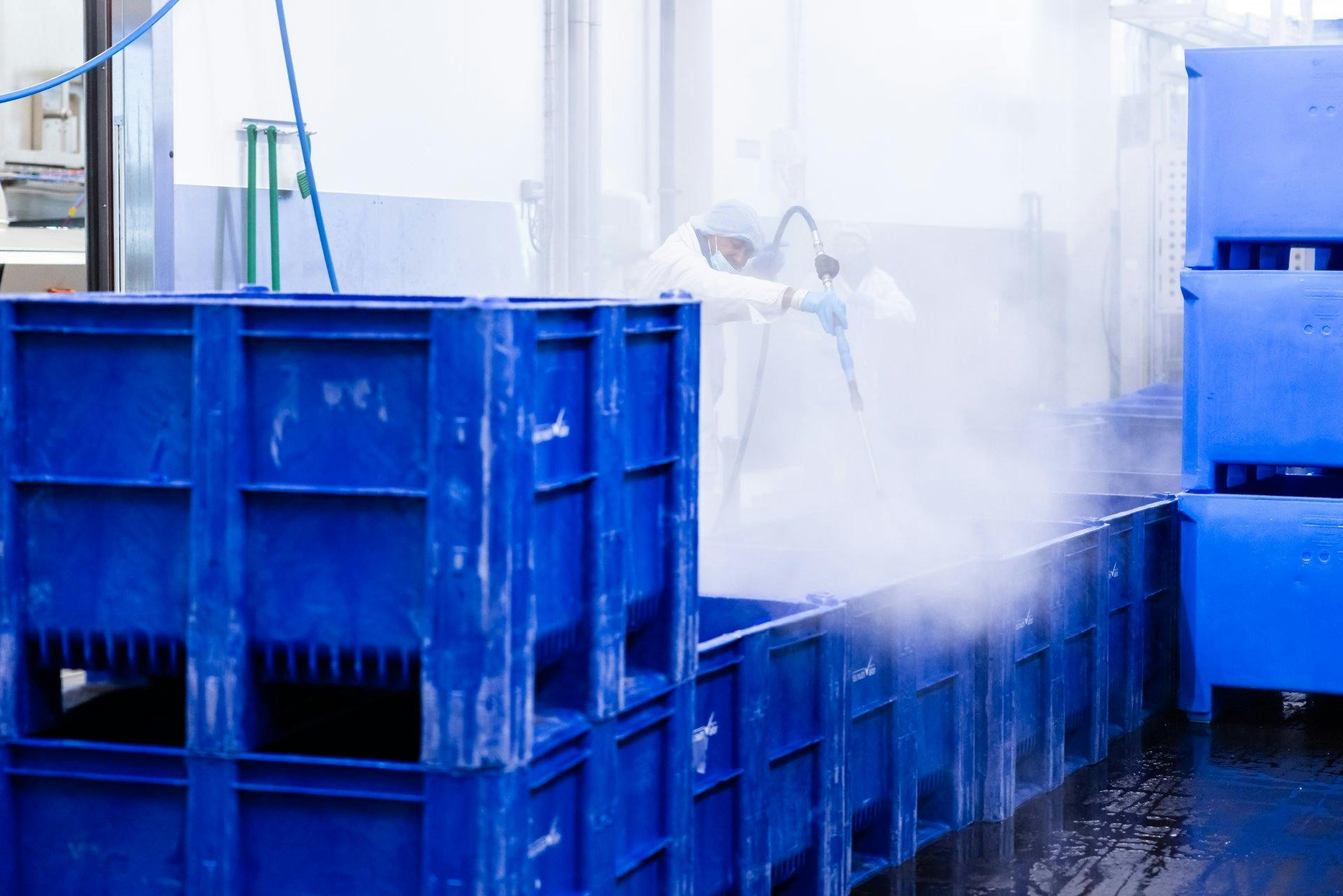 Hygiene ist das oberste Gebot: Die Gebinde für die Schlachtprodukte werden permanent gereinigt und sterilisiert.