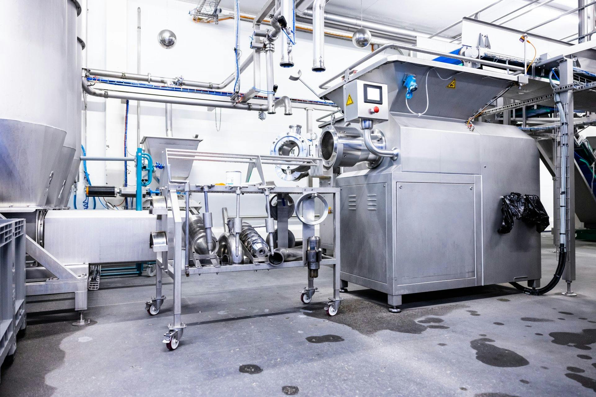 Spezialmaschinen für die Fleischgewinnung: Mit dem Separator wird Poulet vom Knochen getrennt. Das Fleisch geht u.a. in die Dönerproduktion.