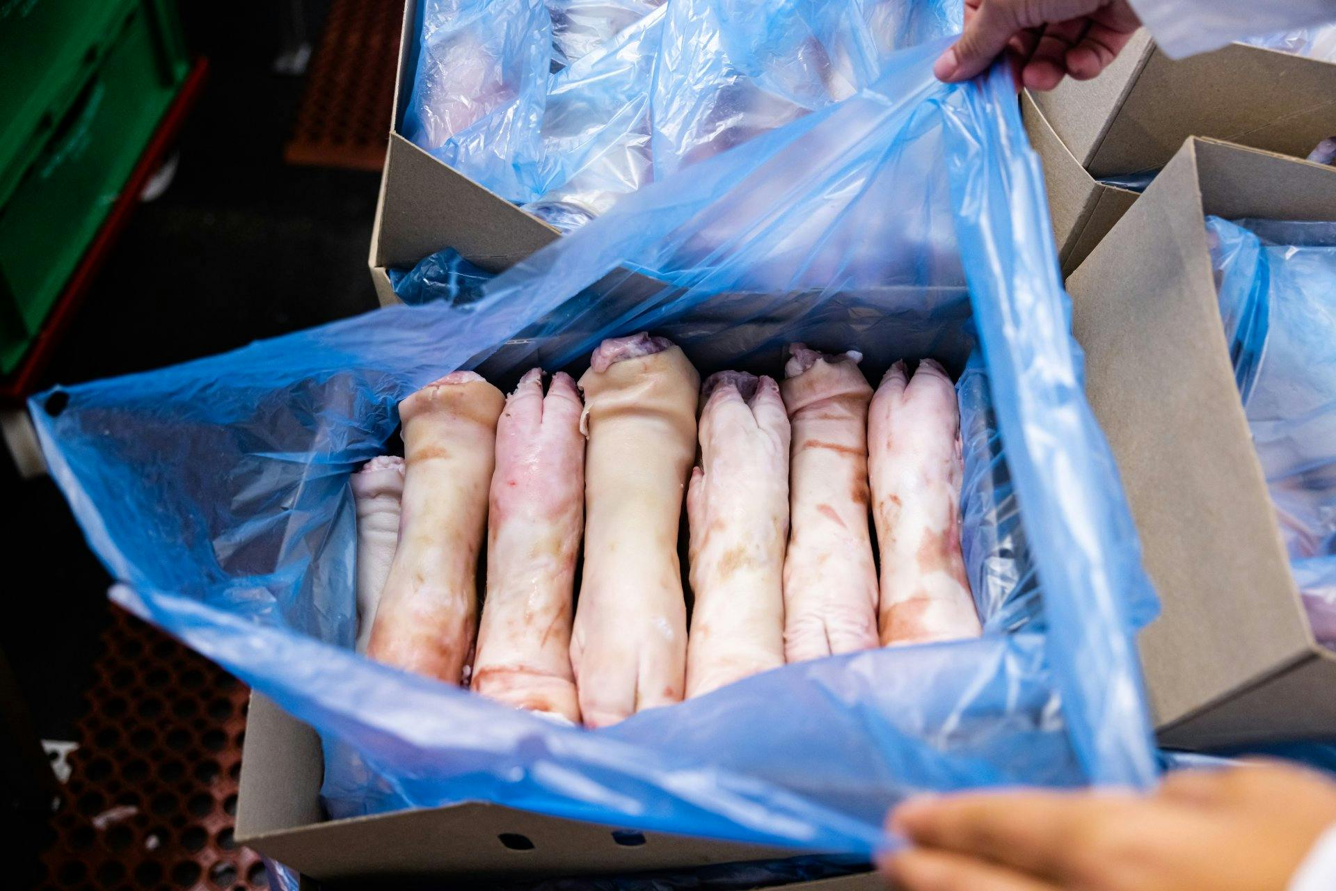 ...wie diese Füsse für den Export vorbereitet.