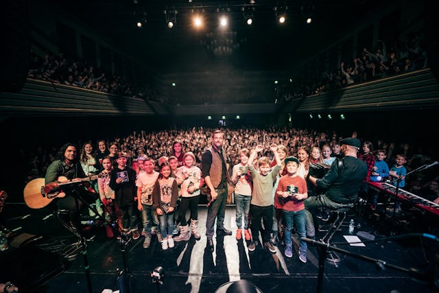 Musiker Bligg kreiert gemeinsam mit Kindern einen Song, dessen Erlöse einem gemeinnützigen Zweck zufliessen. Musiker Bligg kreiert gemeinsam mit Kindern einen Song, dessen Erlöse einem gemeinnützigen Zweck zufliessen.