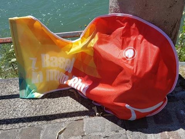 Le  «Wickelfisch» (sac étanche) est l'accessoire parfait pour la baignade.
