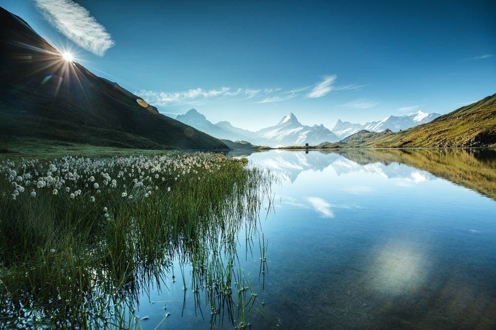 Geniesse spektakuläre Ausblicke auf kristallblaue Seen.