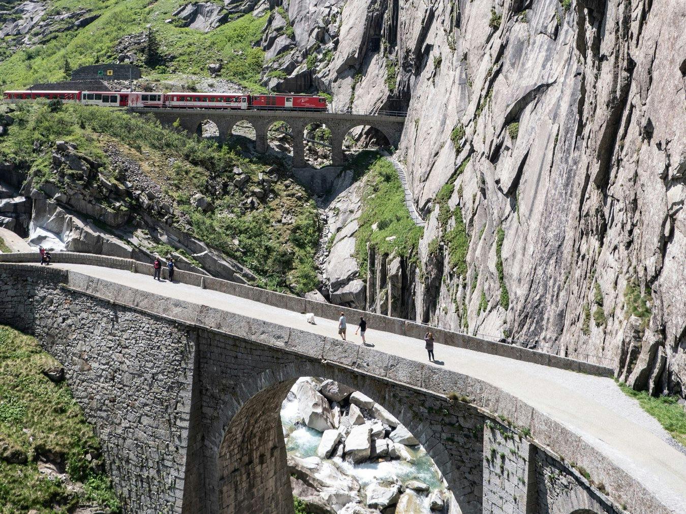 Die weltberühmte Schöllenenschlucht ist vom Hotel aus in wenigen Minuten zu Fuss erreichbar