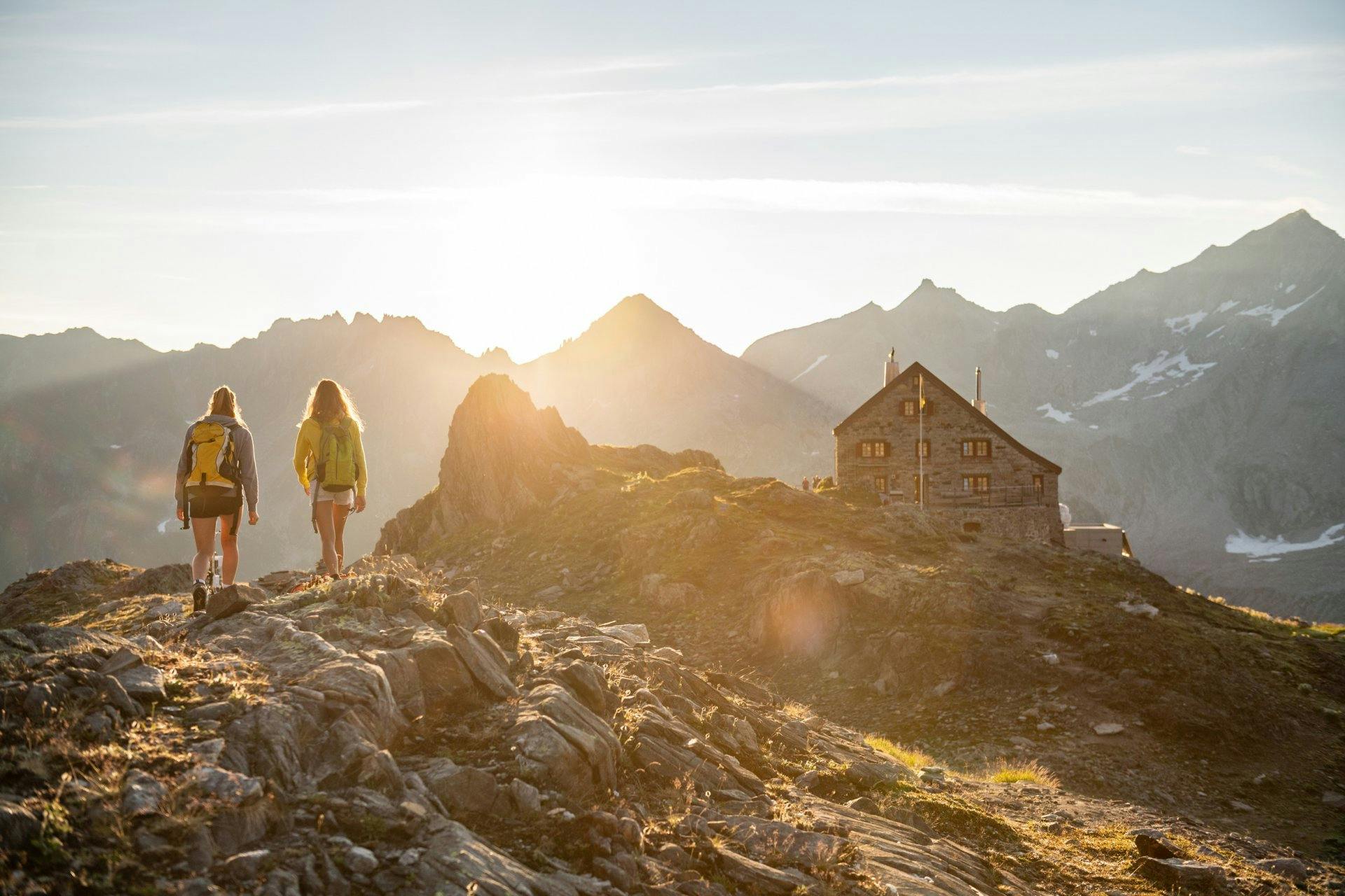 500 Kilometer Wanderwege, 16 Berghütten, eindrückliche Seitentäler und unzählige Bergseen. Ein Wanderparadies.
