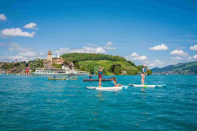Im Berner Oberland finden sich viele Badeaktivitäten für den heissen Sommer.