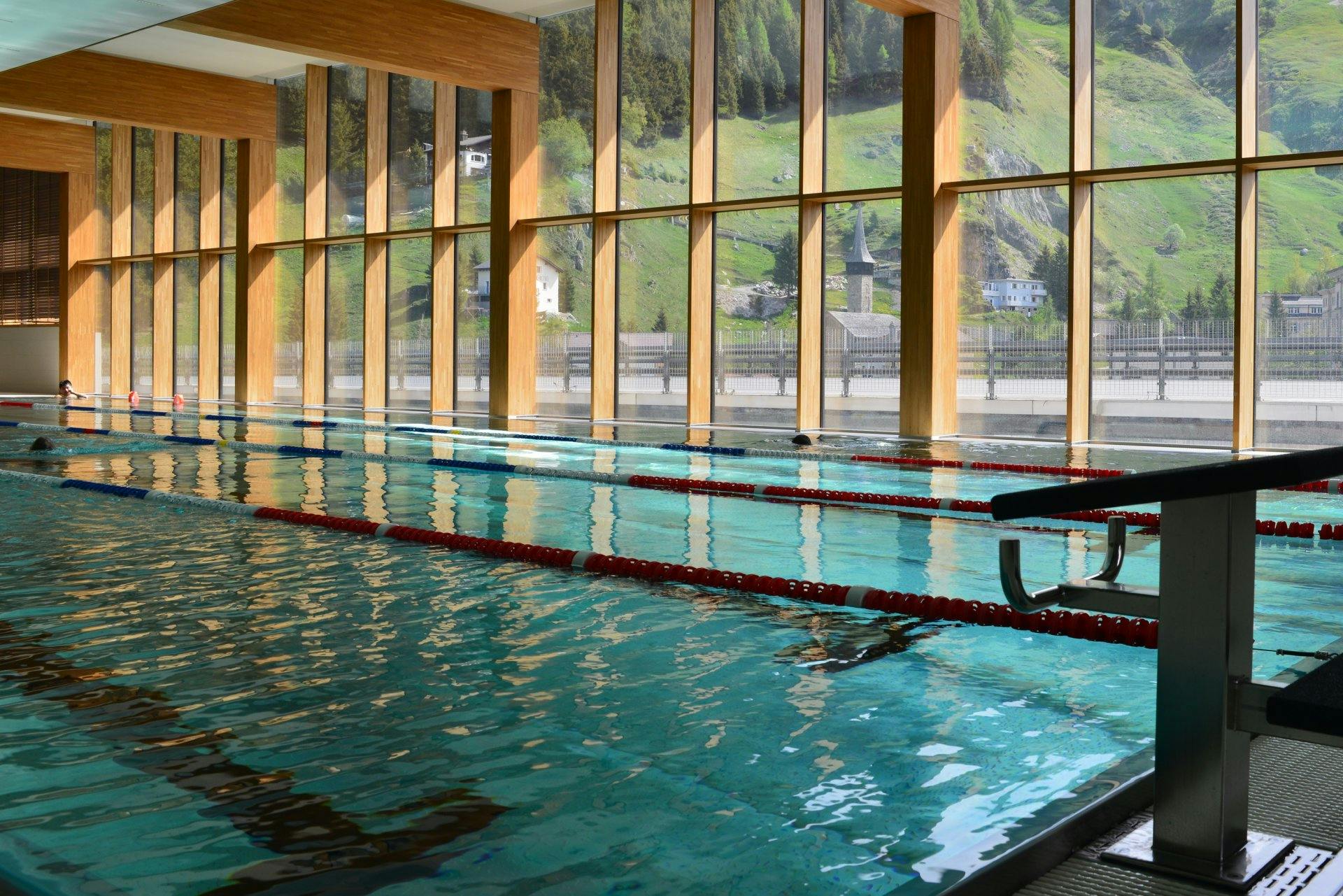 Was gibt es schöneres als nach einer anspruchsvollen Wanderung, ein paar Bahnen im Pool zu ziehen?
