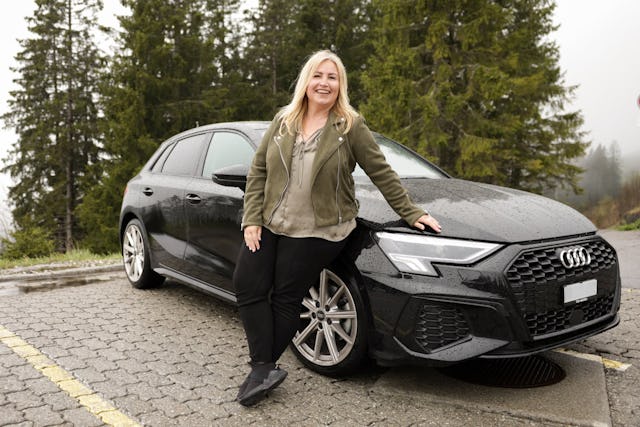 Ernestine est très heureuse de son choix pour l'Audi A3 et de l'abonnement voiture de Carvolution.