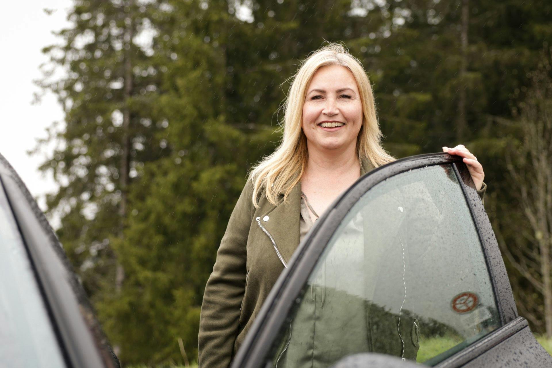 Une cliente satisfaite de Cavolution: Ernestine conduit sa voiture par abonnement.