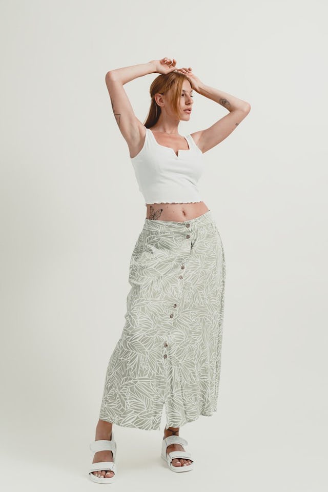 Idéale pour les vacances comme pour le travail: jupe avec boutons, 14.95 francs chez Chicorée