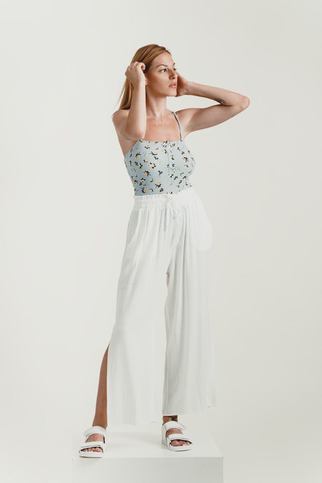 La coupe large du pantalon met tes jambes en valeur: 19.95 francs chez Chicorée