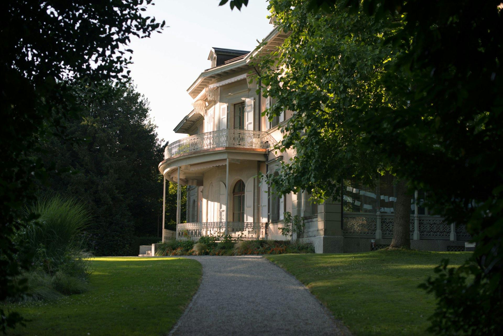 Profiter des soirées d'été pour une visite guidée et un dîner au restaurant L'esquisse.
