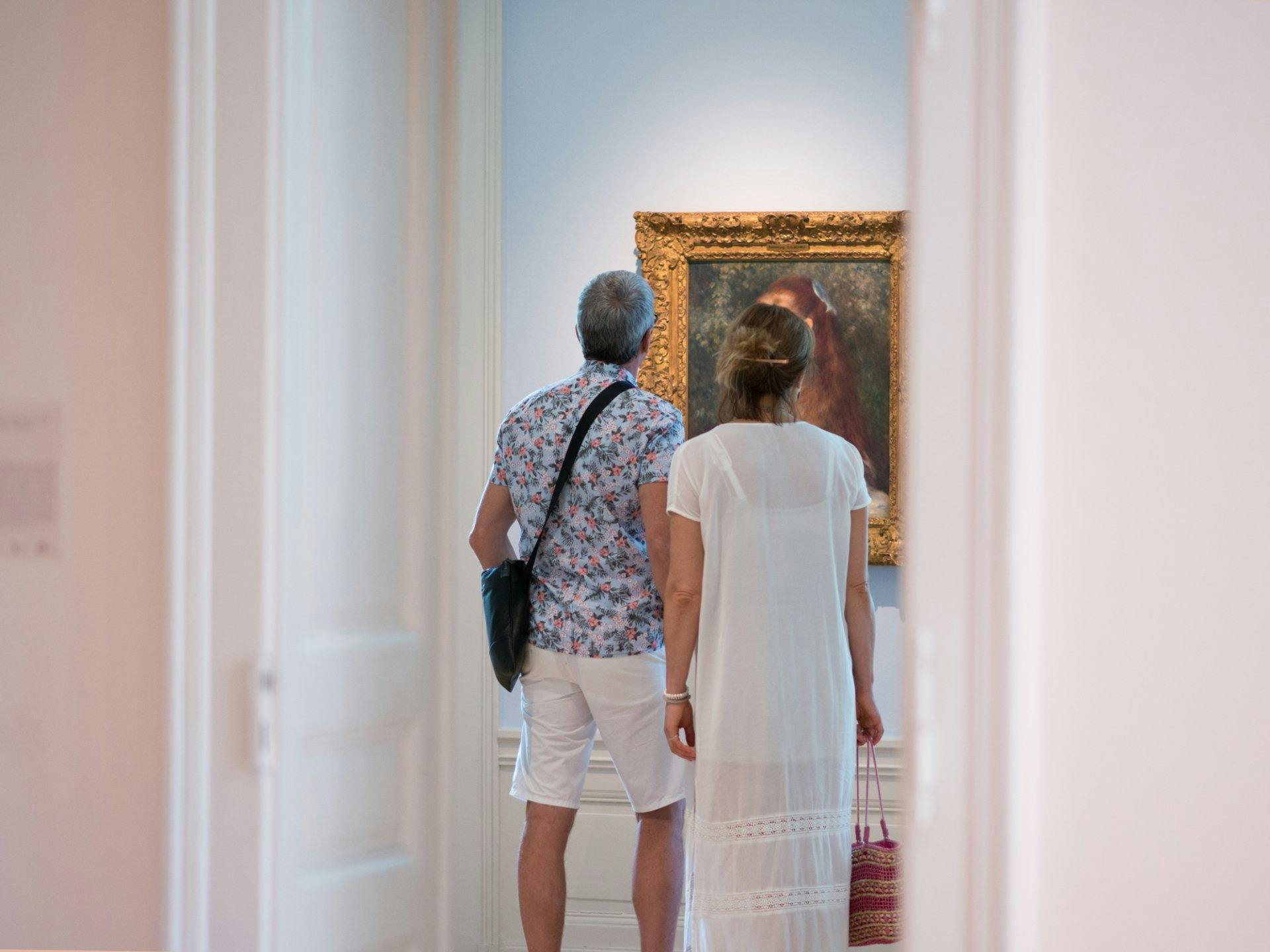 La Fondation de l'Hermitage propose des visites commentées publiques deux fois par semaine.