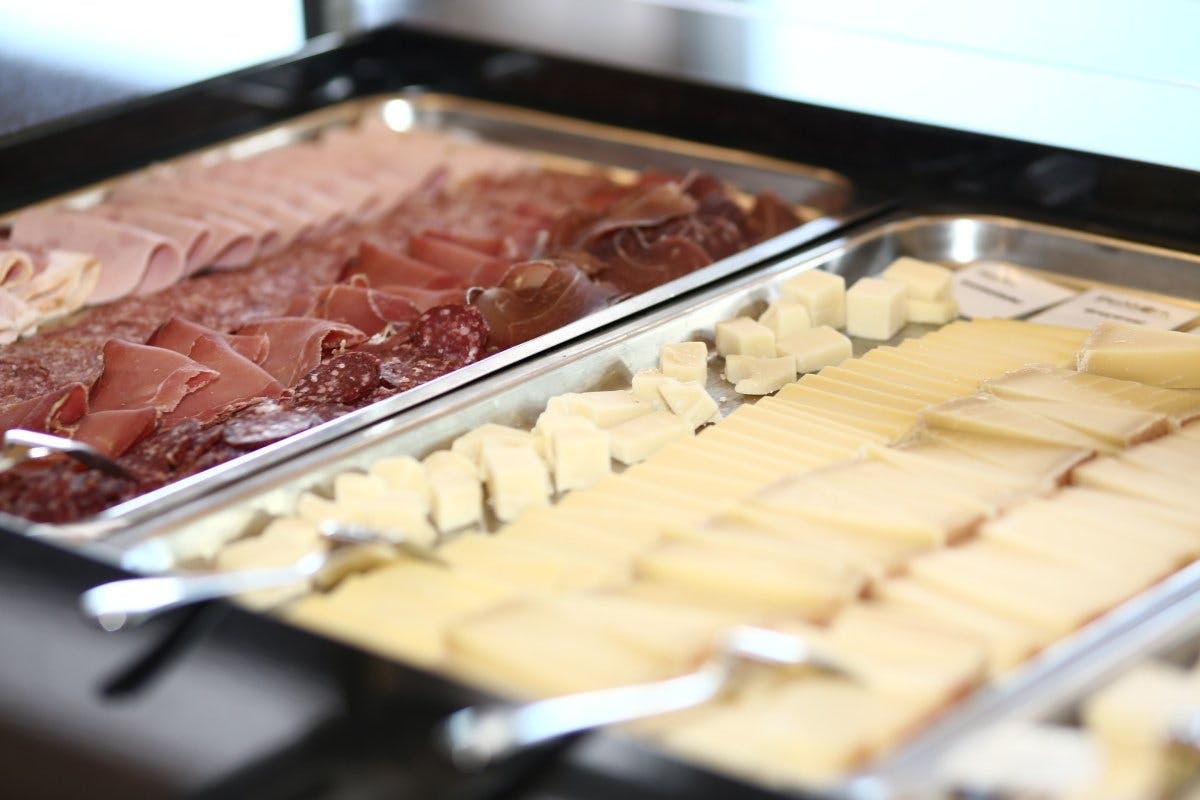 Lass dich verwöhnen und geniesse regionale Köstlichkeiten.