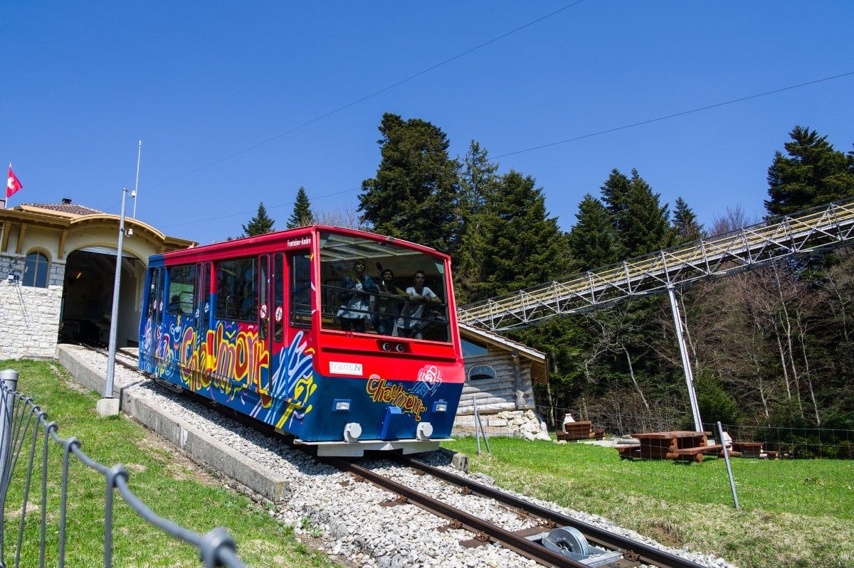 Die Standseilbahn führt dich bequem auf den Chaumont.