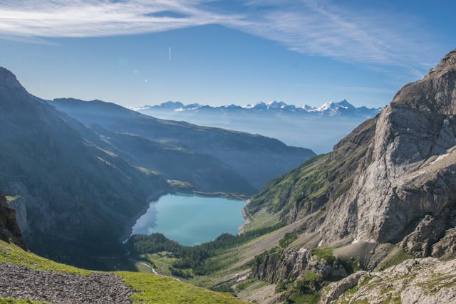 Après une randonnée sur les hauteurs, le lac de Tseuzier t'accueille pour un plongeon rafraîchissant.