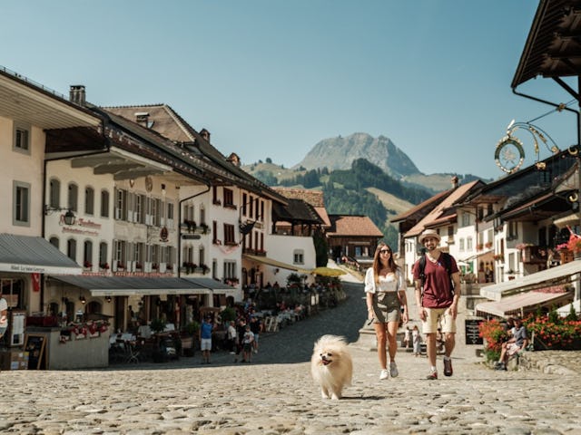 Le bourg médiéval de Gruyères, piéton, invite à une douce flânerie.