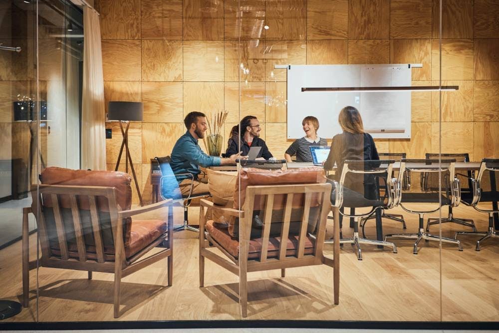 Les bureaux privés et salles de réunion de Westhive sont entièrement meublés.