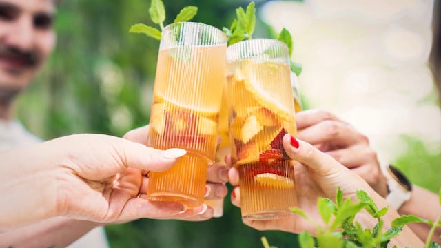 Erfrischende Sommer-Mocktails mit Feldschlösschen Pfirsich 0.0%