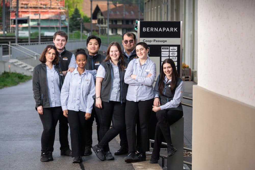 Diese acht Lernenden leiten in den nächsten zwölf Monaten den Coop Deisswil.