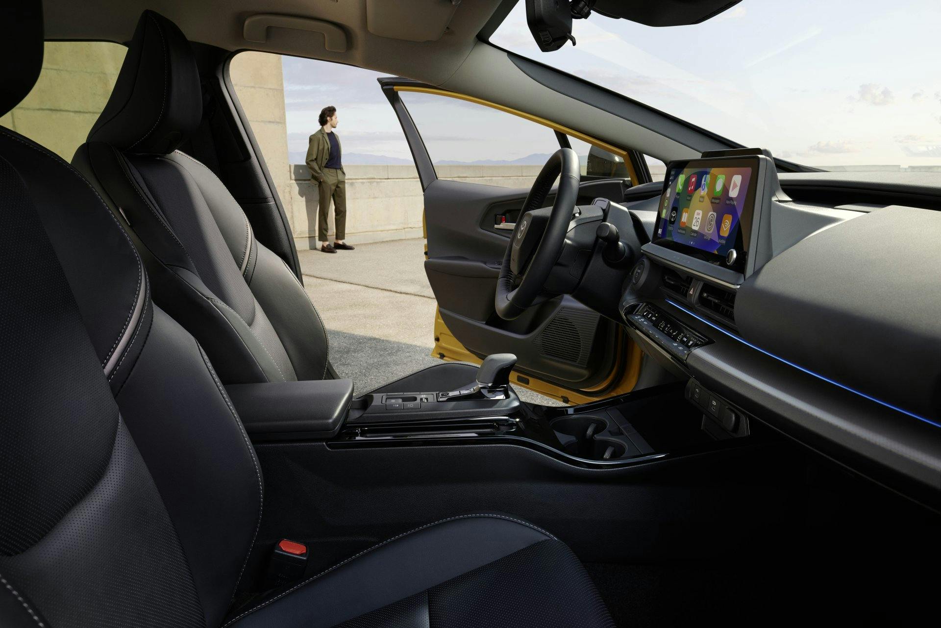 L'intérieur de la nouvelle Prius est élégant, spacieux et équipé de cuir végan perforé.