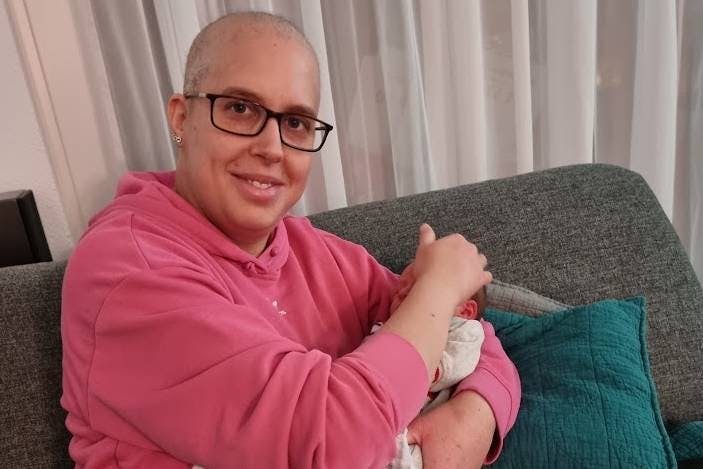 Corina Schweizer und ihr Baby: Die Freude überwiegt den Schock der Diagnose Brustkrebs.