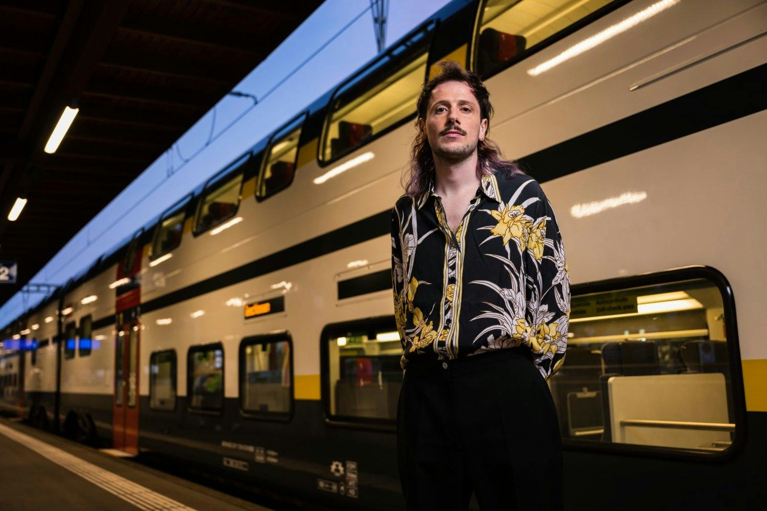 ... und «SRF 3 Best Talent» Valentino Vivace live im ZVV-Netz.