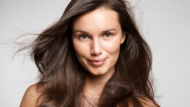 Les femmes sont également touchées par la perte de cheveux. Une fois diagnostiquée, il vaut mieux agir vite.