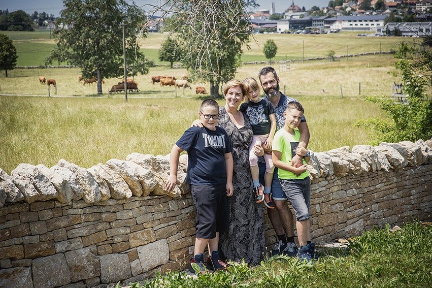Laurence et Nicolas Meister accompagnés de leurs enfants, Maël, à gauche, Chloé dans les bras de son père et Lucas, à droite.
