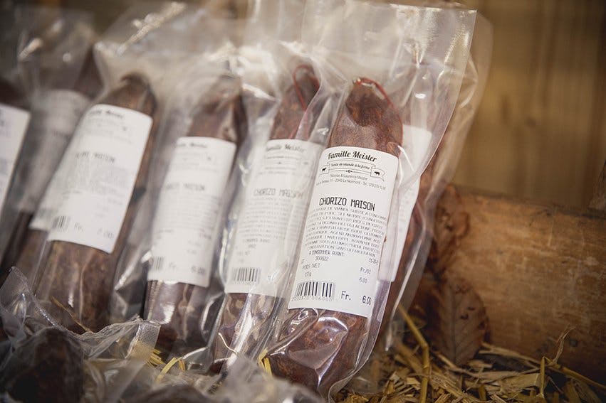 Laurence travaille de concert avec le boucher pour la fabrication des spécialités (saucisses, tartares, etc.), le tout sans additifs superflus.