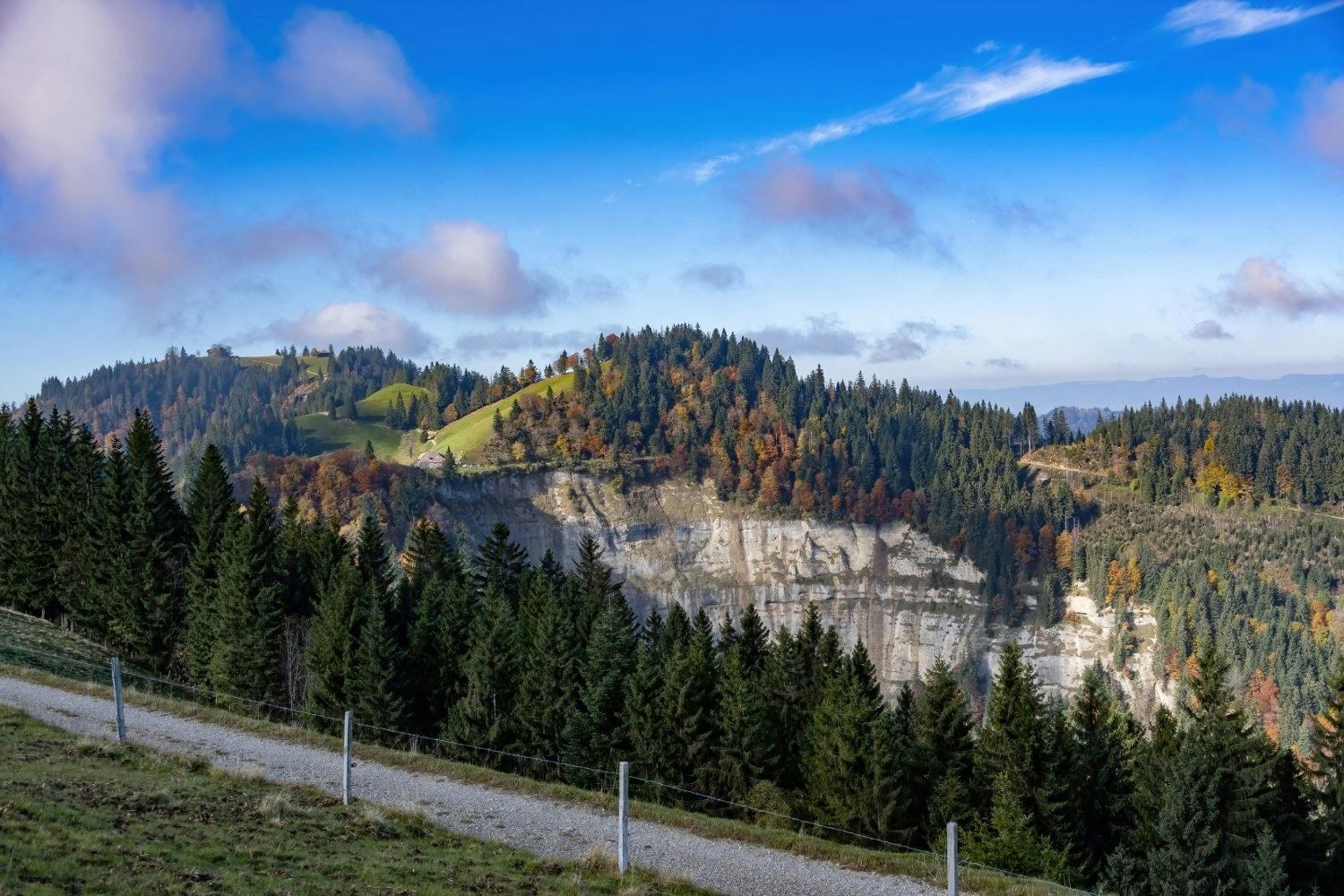 Die malerischen Pfade und die wunderschöne Aussicht versprechen einen schönen Ausflug.