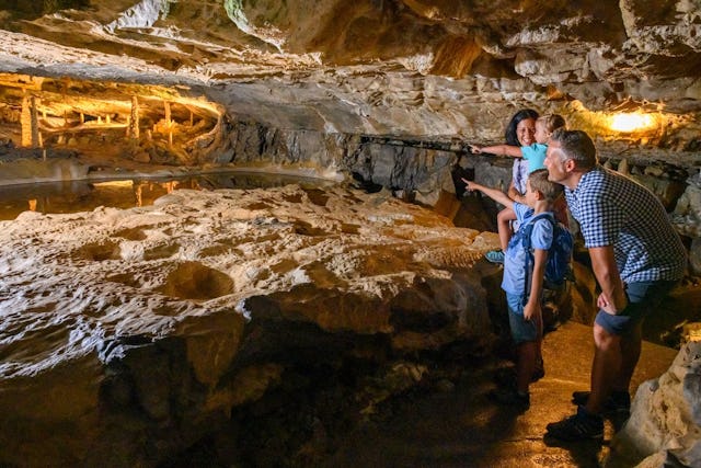 Plongez dans les entrailles de la terre et parcourez un kilomètre hors de notre temps. Plongez dans les entrailles de la terre et parcourez un kilomètre hors de notre temps.
