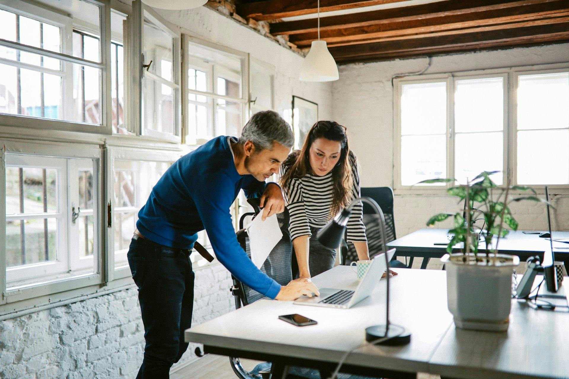 Des partenaires forts à tes côtés: avec AXA et STARTUPS.CH, tu es parfaitement conseillé.